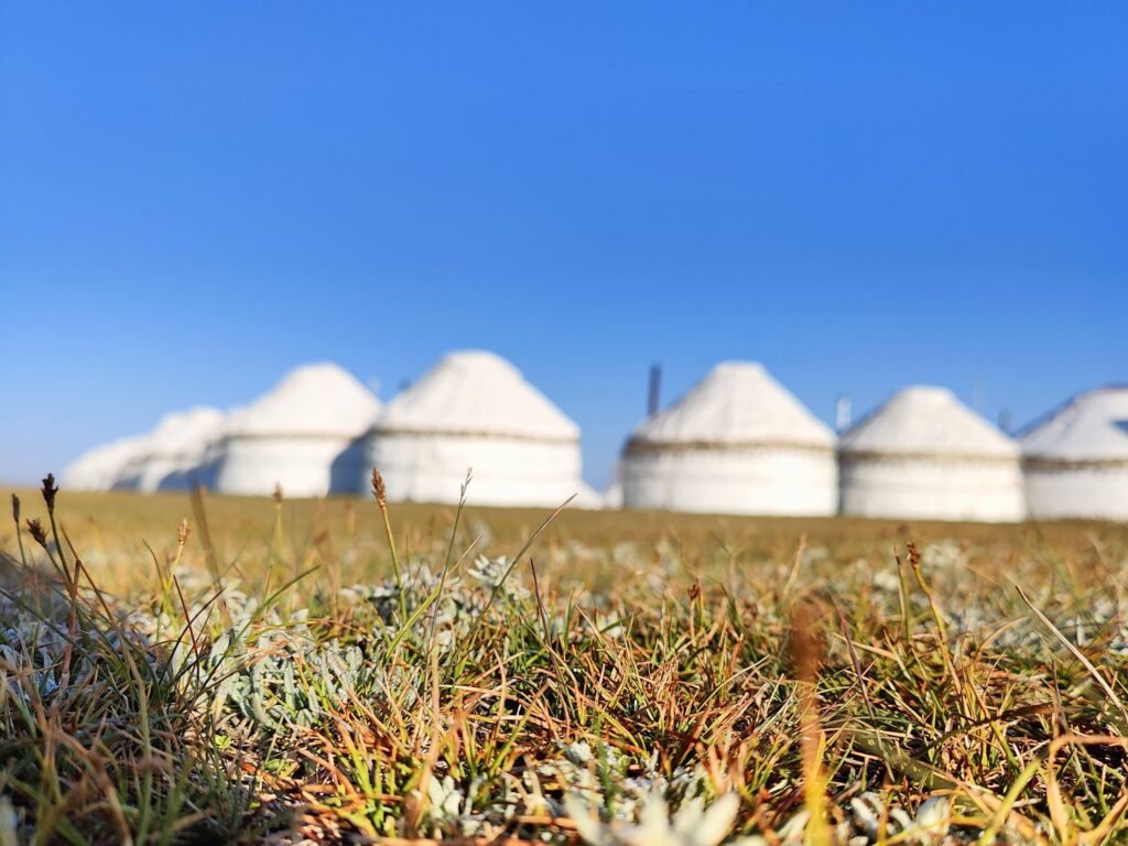 Suuuuummer Jailoo son Kul Lake Kyrgyz Yurta